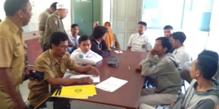 Petugas Satpol PP Sampang saat mendata pelajar yang kedapatan bolos.