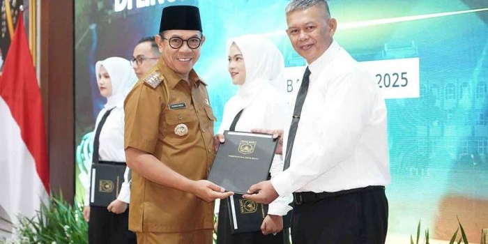 wali-kota-batu-serahkan-sk-cpns-dan-pppk-periode-i-formasi-2024