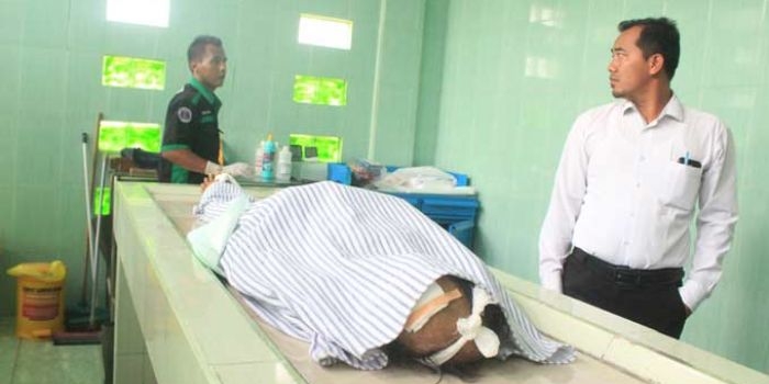Jenazah pelaku maling hendak dikirim ke rumah duka. foto: ZAINAL ABIDIN/ BANGSAONLINE