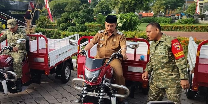 Bupati Madiun Hari Wuryanto bersama Dandim 0803 Madiun mencoba kendaraan roda 3 untuk KDKMP. Foto: HENDRO SUHARTONO/ BANGSAONLINE
