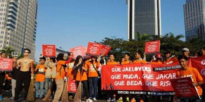 Massa Jaklovers saat menggelar aksi dukung Risma di Bundaran Patung Kuda Indosat, Jalan Medan Merdeka Selatan, Jakarta Pusat, Minggu (31/7).