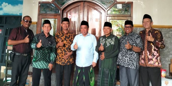 KH. Mujib Imron bersama jajaran Pengurus MWC NU Kecamatan Gempol.