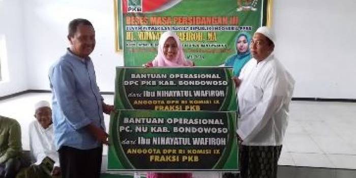 Nihayatul Wafiroh saat Memberikan Bantuan Oprasional Kepada Ketua PCNU dan Ketua DPC PKB. (foto: sugiyanto/BANGSAONLINE)