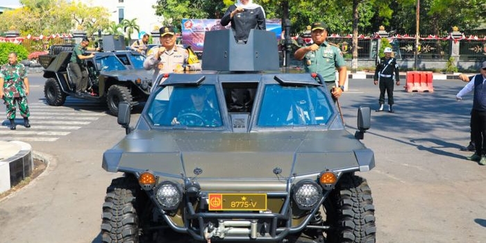 Gubernur Jatim Khofifah Indar Parawansa bersama Pangdam V Brawijaya Mayjend TNI Farid Makruf dan Kapolda Jatim Irjen Pol Toni Harmanto.