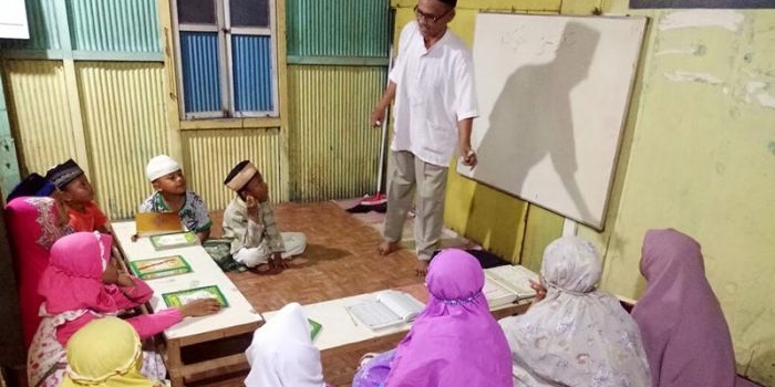 Ilustrasi guru sedang mengajar mengaji. foto: Taufiq/ Masalembo.com