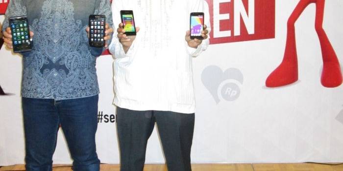 Muhammad Cahyadi (kiri) menunjukkan smartphone milik PT Smartfren Telecom Tbk. foto : nisa/bangsaonline