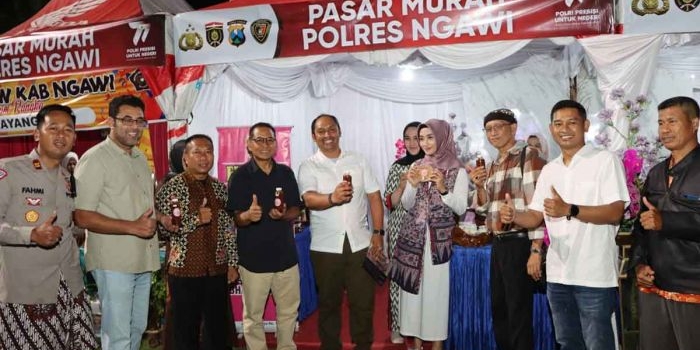 Kapolres Ngawi saat meninjau pasar murah UMKM di alun-alun merdeka, Sabtu (25/6/2023).