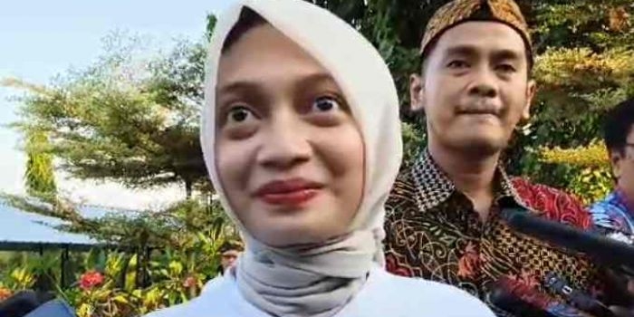 Calon Wali Kota Kediri nomor urut 1 Vinanda Prameswati didampingi Reza Darmawan saat memberi keterangan kepada wartawan. Foto: Muji Harjita/bangsaonline.