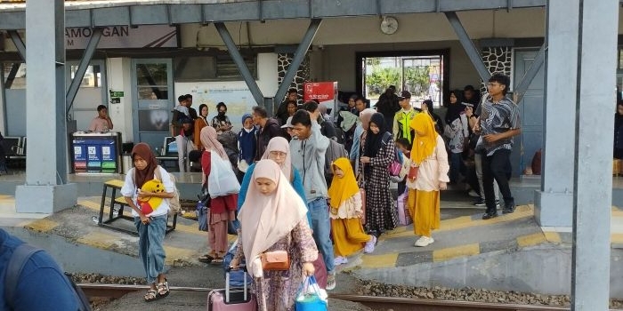 Suasana peron Stasiun Lamongan