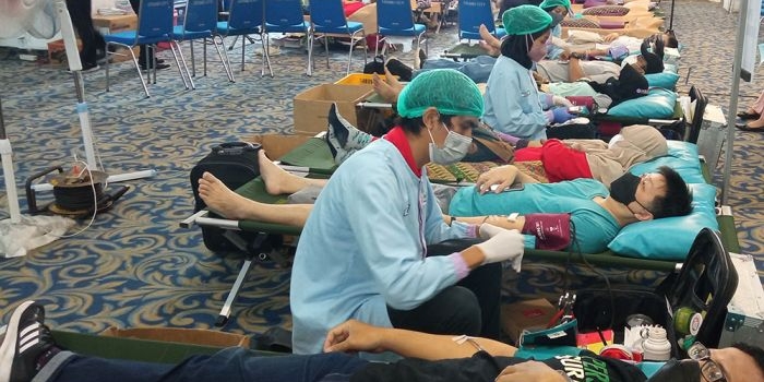 Suasana saat donor darah di Grand City Mall Surabaya.