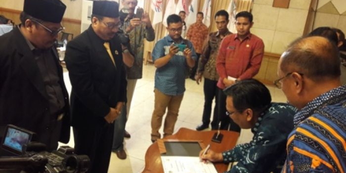 Bupati Sambari disaksikan sejumlah pejabat dan pengurus Kadin Gresik saat teken MoU. foto: SYUHUD/ BANGSAONLINE.com