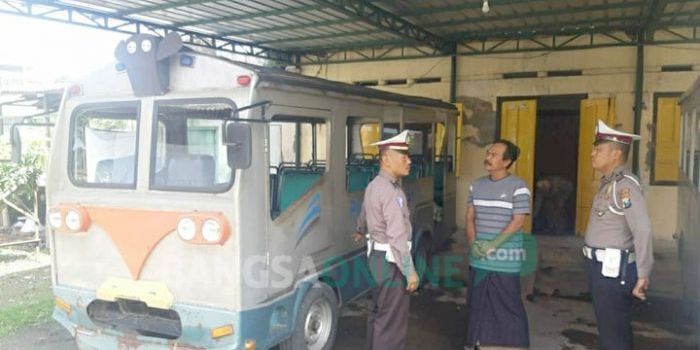 Anggota Satlantas Polres Jombang mulai menyosialisasikan larangan beroperasinya kereta kelinci. foto: AAN AMRULLOH/ BANGSAONLINE