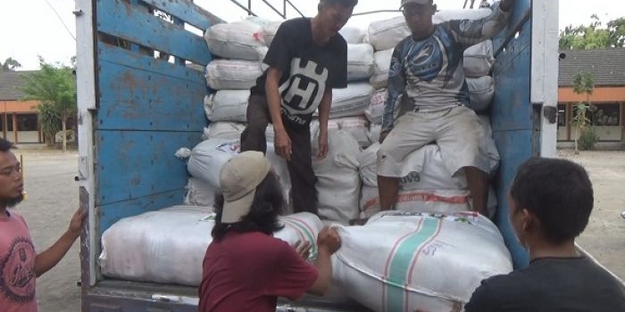 Distribusi bantuan untuk korban bencana gempa Lombok dari Ponpes Tebuireng. foto: RONY S/ BANGSAONLINE