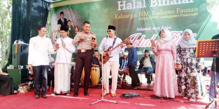 Sudiono Fauzan bersama Cabup Irsyad serta Kapolres Pasuruan saat membawakan sebuah lagu.