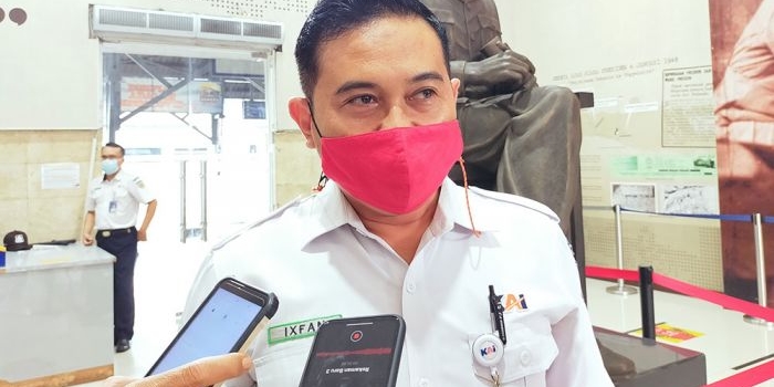 Humas PT KAI Daop 7 Madiun, Ixfan Hendriwintoko, saat memberi keterangan kepada awak media.