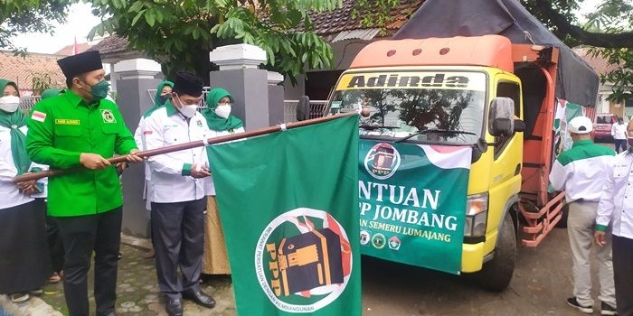 Plh DPC PPP Jombang, Farid Alfarizi berangkatkan bantuan paket sembako di Kantor DPC PPP Jombang.