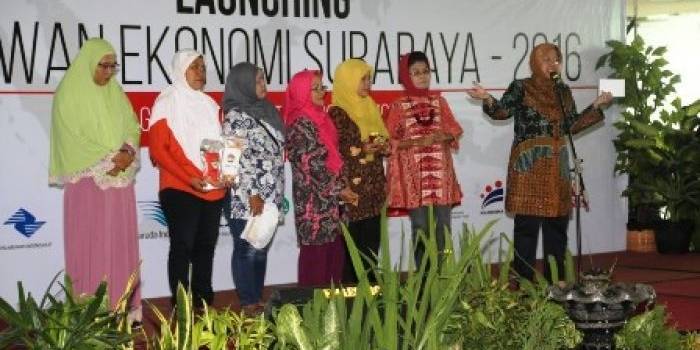 Wali Kota Surabaya, Tri Rismaharini memperkenalkan para Pahlawan Ekonomi Surabaya tahun 2016. Sebagian dari mereka sudah tidak berusia muda lagi.