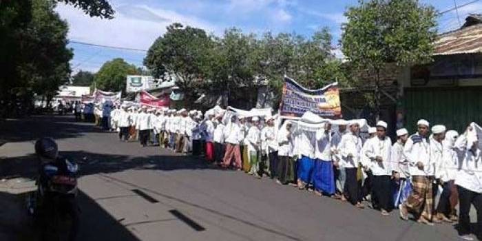 Para kiai long march bersama 34 pondok pesantren dan 5000 warga NU Bondowoso menolak acara Milad Fatimah yang rencananya digelar kelompok Syiah pada 4 -5 April 2016 di kampung Arab Bondowoso Jawa Timur. foto: BANGSAONLINE