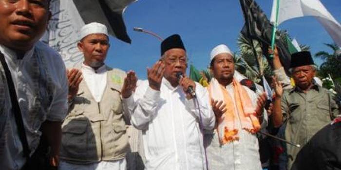 Ulama melantunkan doa, sejalan dengan penutupan Dolly. foto:nisa/BANGSAONLINE
