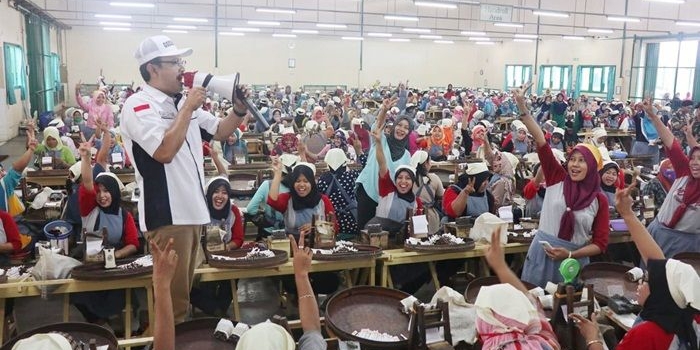 Gus Ipul saat bertemu dengan ribuan buruh pengolah tembakau di dua pabrik di Kecamatan Baureno, Bojonegoro, Jawa Timur, Rabu (6/6).