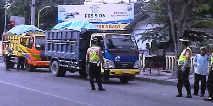 Polisi menghentikan dump truk yang melakukan pelanggaran. foto: zainal abidin/BANGSAONLINE