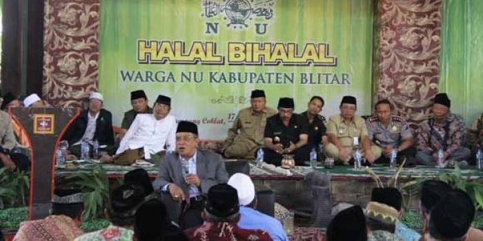 KH Said Aqil Siradj saat memberikan Tausiah pada acara Halal Bi Halal Nahdlatul Ulama Cabang Kabupaten Blitar di Kampung Cokelat, Desa Plosorejo Kecamatan Kademangan Kabupaten Blitar, Selasa (1/9). (foto: tri susanto/BANGSAONLINE)