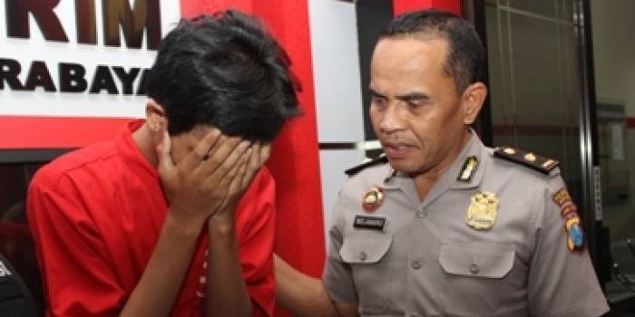 Kasubag Humas Polrestabes Surabaya Kompol Widjanarko mengitrogasi otak ranmor. Foto: rusmiyanto/BANGSAONLINE