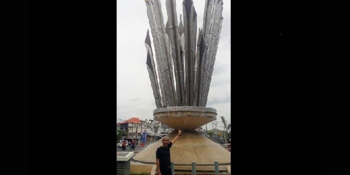 Gilang Adiwidya (45), menunjukkan tugu lontar yang baru dibangun oleh PT. Smelting. foto: ist.