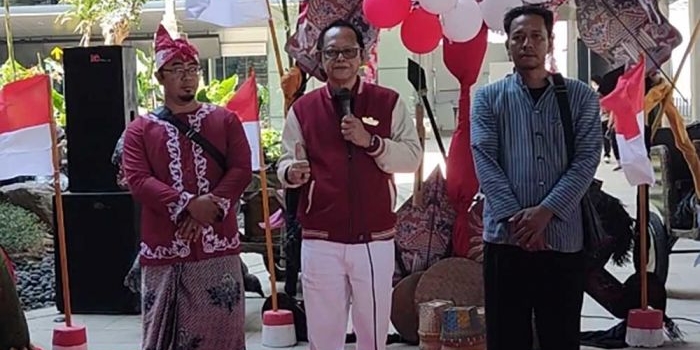 Direktur JavaConnectians-art KRMT Indro Kimpling Suseno (tengah) saat memberi sambutan didampingi perwakilannya di Kediri, Yustyono (kiri) dan Danang. Foto: MUJI HARJITA/ BANGSAONLINE