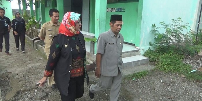 Komisioner KPAI Bidang Pendidikan Retno Listyarti saat melihat lokasi tempat siswi yang dicabuli. Foto: Rony Suhartomo/BANGSAONLINE

