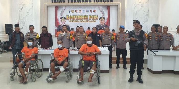 Tiga tersangka curanmor (menggunakan kursi roda) yang dihadiahi timah panas oleh polisi saat dihadirkan dalam konferensi pers di Mapolres Pamekasan.