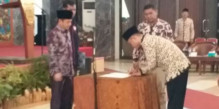 Ketua KPU Bangkalan menyaksikan pedandatangan pakta integritas bagi PPK dan PPS terlantik.