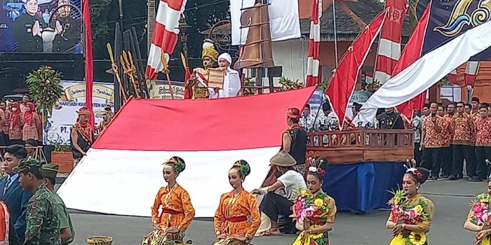 Peringatan HUT ke-733 Kabupaten Mojokerto kental dengan nuansa sejarah. Tamu undangan disuguhkan pertunjukan musik keroncong kolosal, Tari Banjaran Majapahit, hingga replika kapal kuno yang menghiasi area acara.