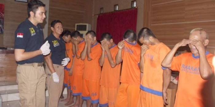 Delapan tersangka saat digelar di Mapolres Kediri.