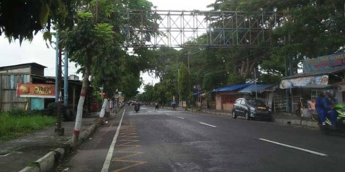 Salah satu papan reklame di Jalan Kalimantan yang mangkrak dan segera dirobohkan.