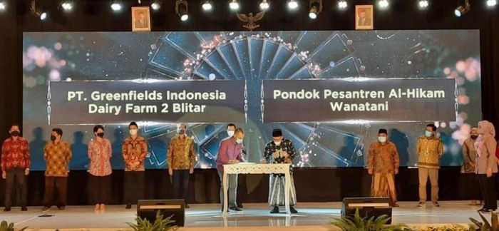 Pihak PT Greenfields Indonesia Farm 2 saat menandatangani MoU dengan pihak Pondok Pesantren Al Hikam Wanatani.
