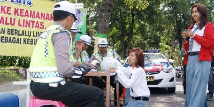 Pelajar yang kena tilang, merengek agar dibebaskan petugas. Foto:muhammad syafii/BANGSAONLINE