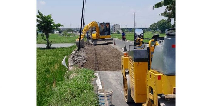 Alat berat dikerahkan untuk memperbaiki kerusakan jalan penghubung Banjarsari - Kedanyang. Foto: ist.