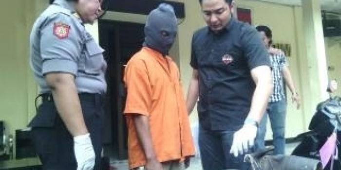 ?Kasat Reskrim Polres Pelabuhan Tanjung Perak AKP M Aldi Sulaiman dan Kabag Humas menunjukkan barang bukti. Foto:rusmiyanto/BANGSAONLINE