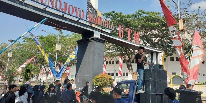 Mahasiswa Universitas Trunojoyo Madura saat menggelar demo di gerbang kampus pada hari pertama masuk kuliah.