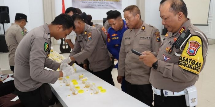 selain-adakan-tes-urine-pada-anggotanya-kapolres-pamekasan-cek-langsung-kondisi-tahanan-di-sel