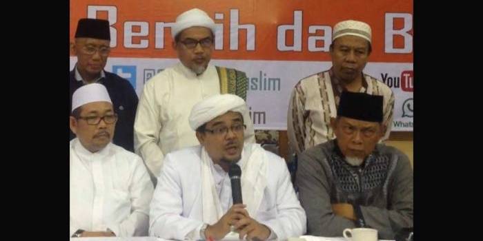 Habib Rizieq dalam keterangannya kepada media usai peluncuran konvensi Gubernur Muslim Jakarta, di Masjid Al Azhar, Kebayoran, Jakarta Selatan, Kamis (25/02/2016). foto: rakisa/ BANGSAONLINE