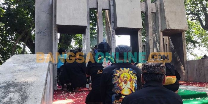 ribuan-warga-padati-kirab-1-suro-di-petilasan-jayabaya-kediri