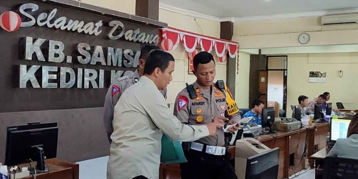 Kasatlantas Polres Kediri Kota, AKP Afandy Dwi Takdir, saat melakukan pengecekan ke Samsat. Foto: Ist