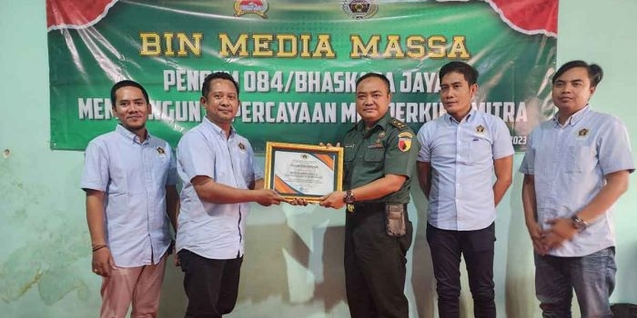 Ketua PWI Sidoarjo, Mustain, saat menyerahkan penghargaan ke Kapenrem 084/Bhaskara Jaya, Mayor Inf Imam Suyoso. Foto: Ist
