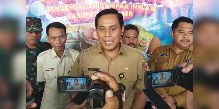 Kepala Disperindag Jember Bambang Saputro saat diwawancarai wartawan.