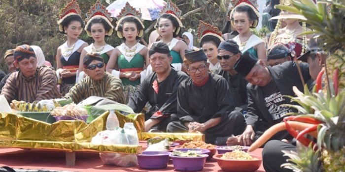 Arak-arakan larung sesaji Gunung Kelud.