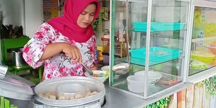 Asma Rosida tengah menyiapkan Bakso Belimbing hasil kreasinya.