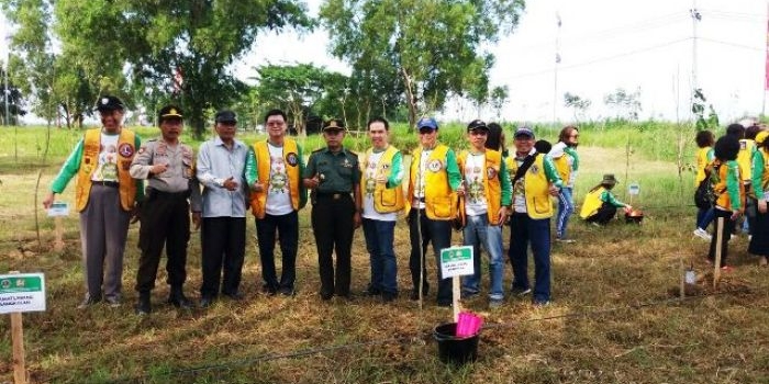 Kegiatan penanaman trembesi di arteri Suramadu.