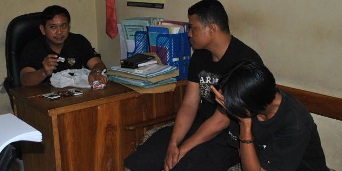 SABU-SABU. Dua orang pengguna SS diperiksa di Satreskoba Polres Lamongan. foto : haris/bangsaonline